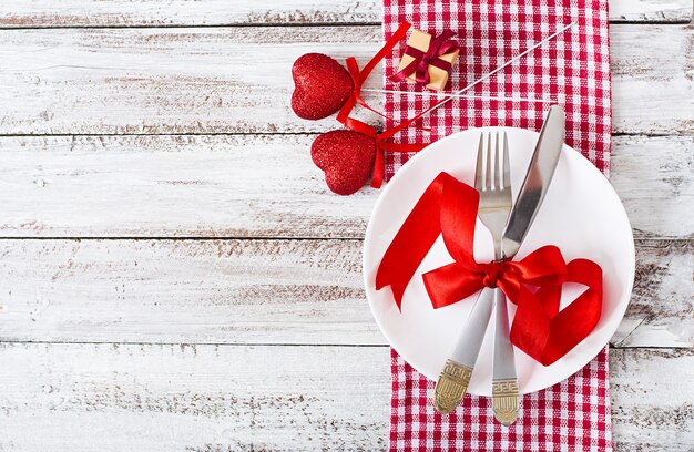 Romantisches Gedeck zum Valentinstag im rustikalen Stil. Ansicht von oben