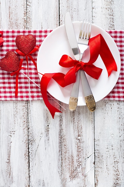 Romantisches Gedeck zum Valentinstag im rustikalen Stil. Ansicht von oben