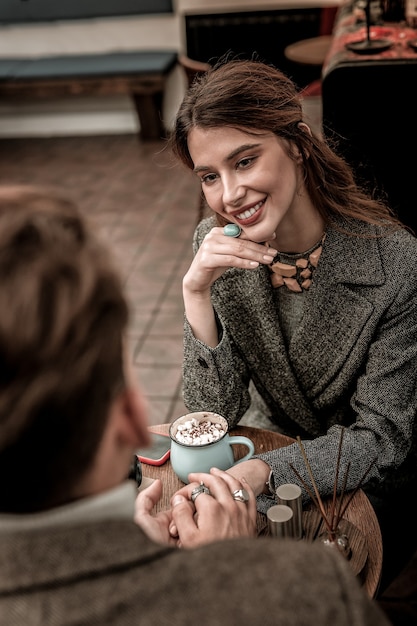 Romantisches Gespräch. Eine schöne Frau, die ihren Partner während des romantischen Gesprächs ansieht