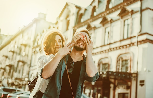 Romantisches Jugendkonzept. Junges stilvolles Hippie-Paar verliebt in die Stadt.