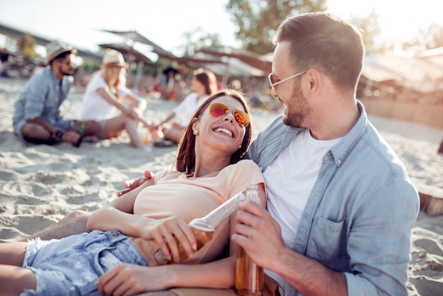 Romantisches junges Paar am Strand