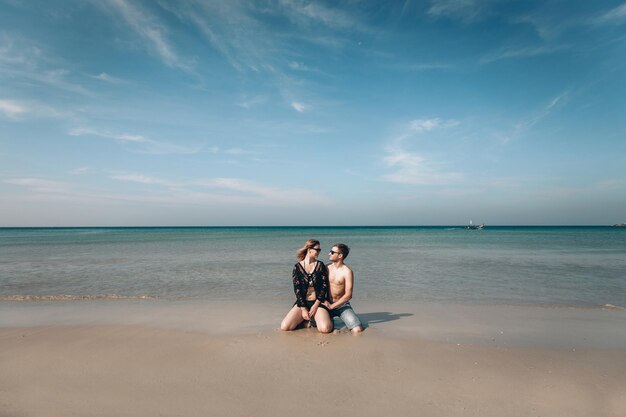 Romantisches Paar am Strand