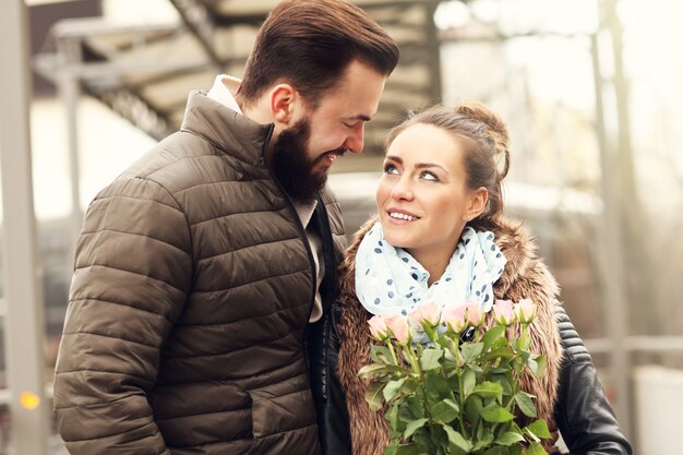 romantisches Paar beim Date mit Blumen