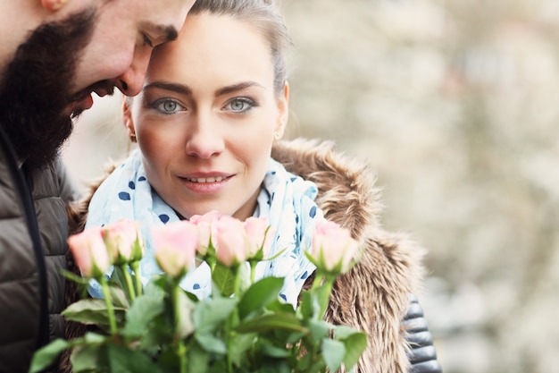 Foto romantisches paar beim date mit blumen