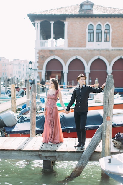 Romantisches Paar, das Abend in Venedig genießt