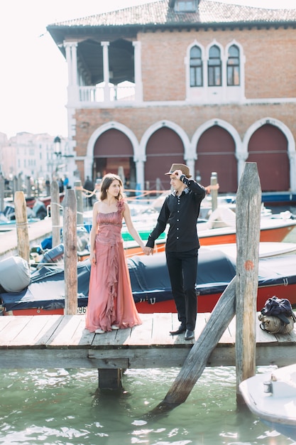 Romantisches Paar, das Abend in Venedig genießt