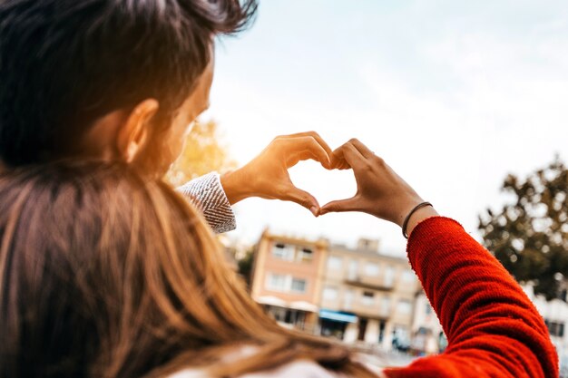 Romantisches Paar, das Valentinstag im Freien feiert