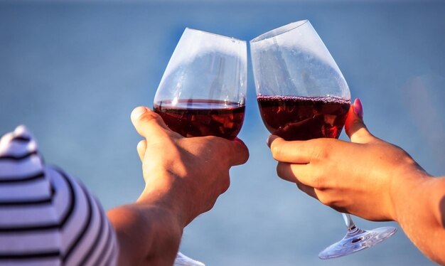 Romantisches Paar, das Wein am Meer genießt