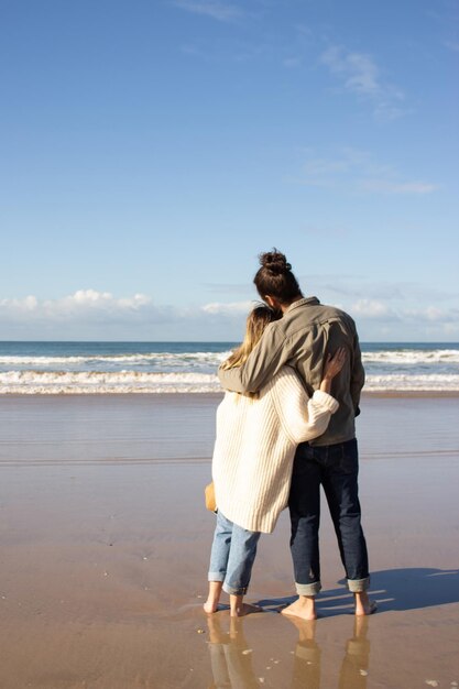 Romantisches Paar, das Zeit am Strand verbringt