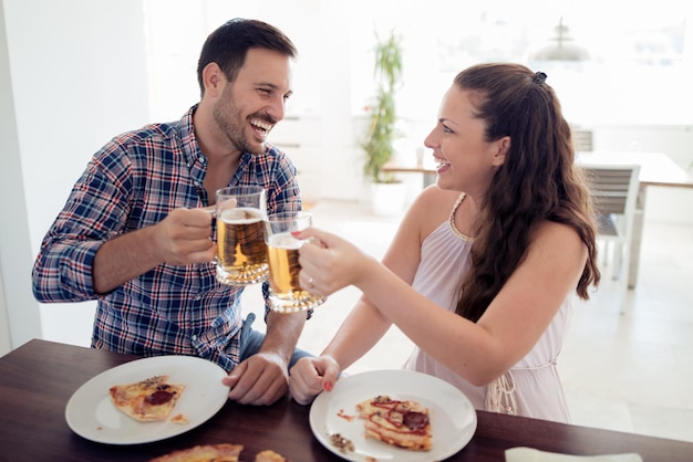 Romantisches Paar, das zusammen Bier trinkt