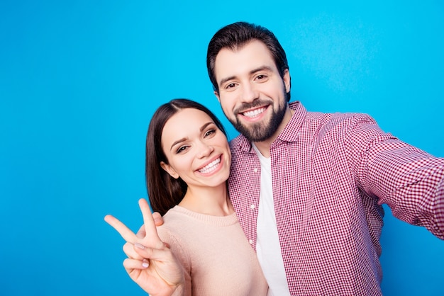 Romantisches Paar, das zusammen ein Selfie macht