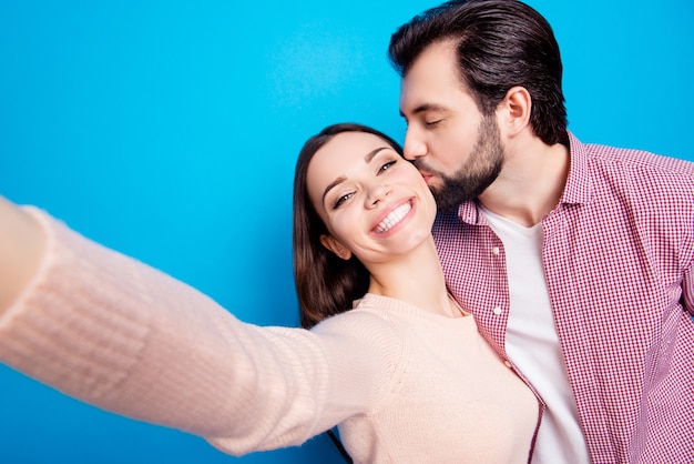 Romantisches Paar, das zusammen ein Selfie macht