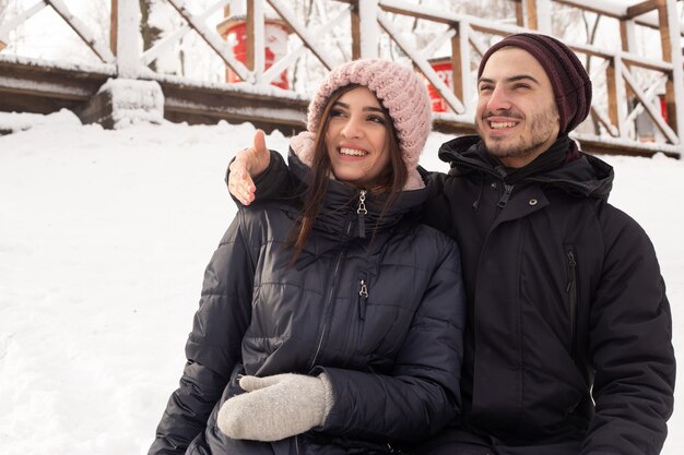 Romantisches Paar hat Spaß im Freien im Winter im Schnee