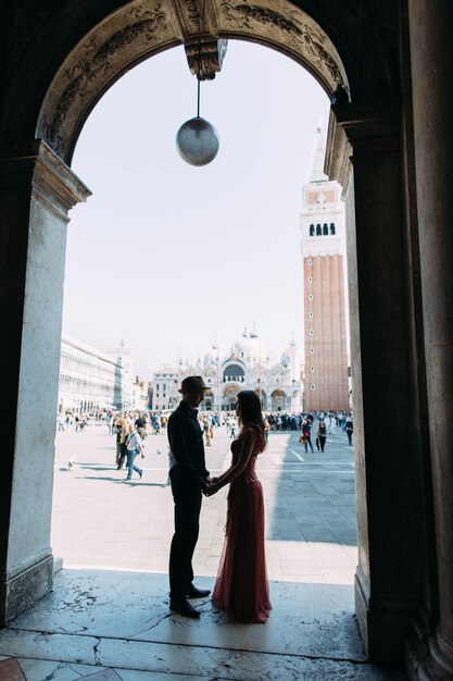 Romantisches Paar in Venedig glücklich zusammen auf Reiseferienferien. Romantisches junges schönes Paar in Italien, Europa.