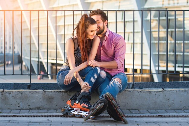 Romantisches Paar Inline-Skater glückliche Frau und Mann lächeln sich in dich verlieben