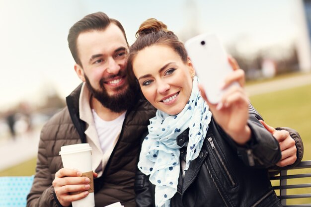 romantisches Paar macht Selfie beim Date