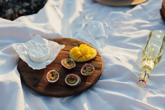 Romantisches Picknick zu zweit in der Natur