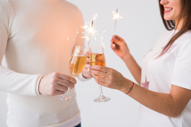 Romantisches schönes Paar mit Date am Valentinstag Nahaufnahme von Mann und Frau mit Champagner