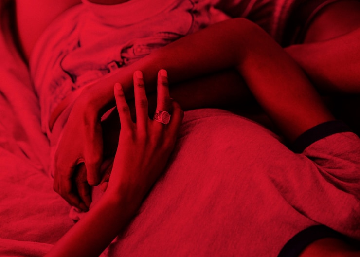 Foto romantisches schwarzes paar im bett