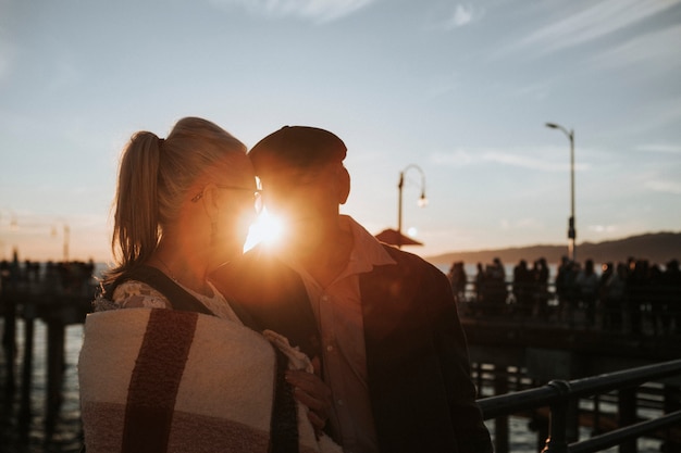 Romantisches Seniorenpaar am Pier