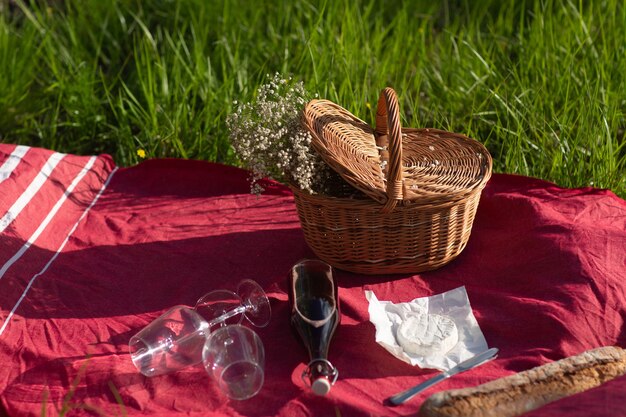 Romantisches Sommerpicknick im französischen Stil