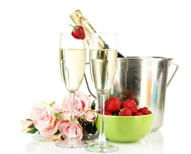 Romantisches Stillleben mit Champagner, Erdbeeren und rosa Rosen, isoliert auf weiß