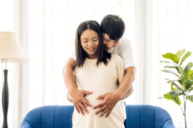 Romantisches süßes asiatisches Paar Mann umarmt und lächelt Schönheit asiatische schwangere Frau