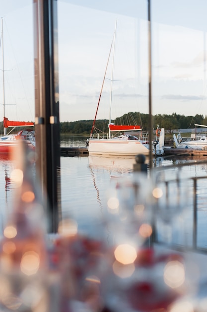 Romantisches Valentinsgrußrestaurant im Yachtclub