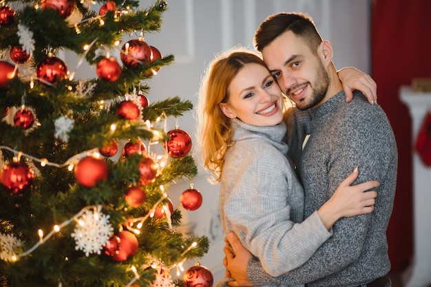 Romantisches verliebtes Paar, das Glück über ihre Romantik fühlt, die Heiligabend zusammen verbringt