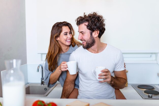 Foto romantisches verliebtes paar, das zeit zusammen in der küche verbringt. nettes junges paar, das kaffee in der küche trinkt und die morgenzeit zusammen genießt?