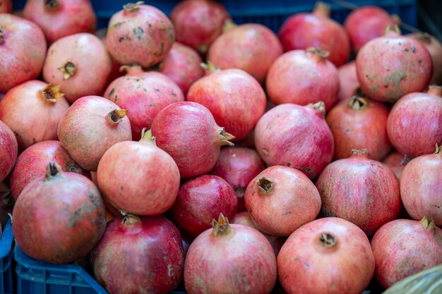 Romãs vermelhas no mercado