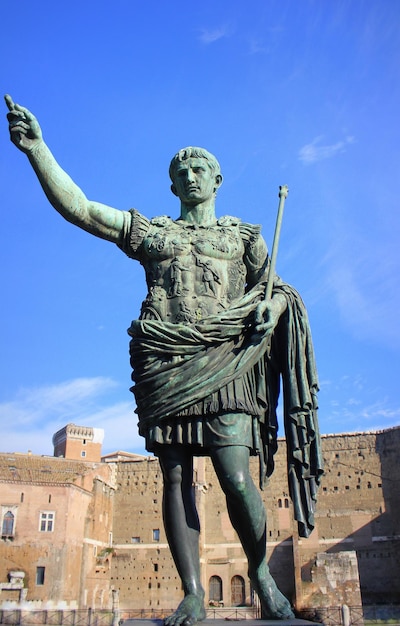 Foto rome italien bronzesstatue von augustus, dem ersten kaiser roms und vater der nation rom italien