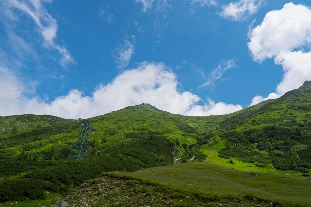 Romênia. Verão. Montanhas verdes no maciço de Fagaras