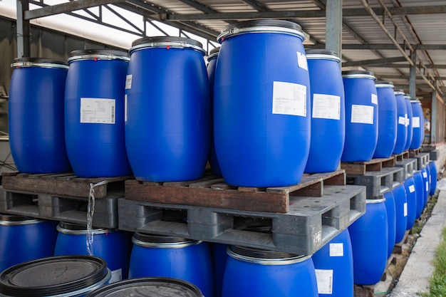 Foto romklao minburi tailandia - 17 de abril de 2018: vertical química azul de barriles de petróleo de dispersos para reciclar.