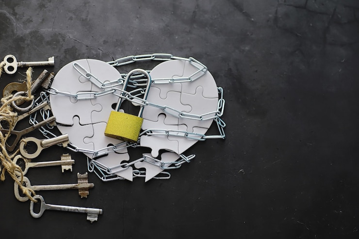 Foto rompecabezas blanco en forma de corazón. asuntos del corazón. amor indiviso. corazón roto. la llave del corazón. corazón cerrado en una cerradura. concepto de amor.
