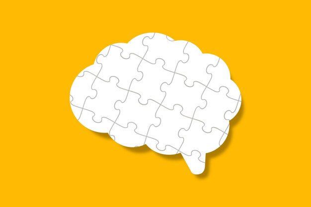 Un rompecabezas en forma de cerebro sobre un fondo amarillo