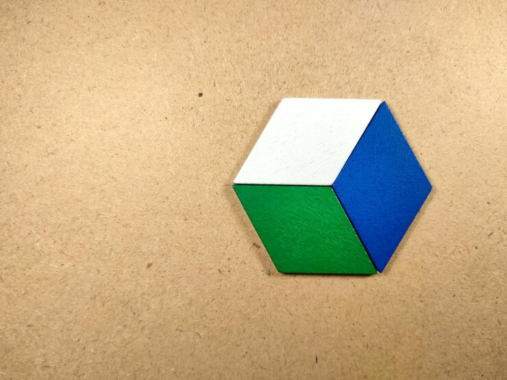 Foto rompecabezas de madera de color en forma de caja única sobre fondo de madera con espacio de copia