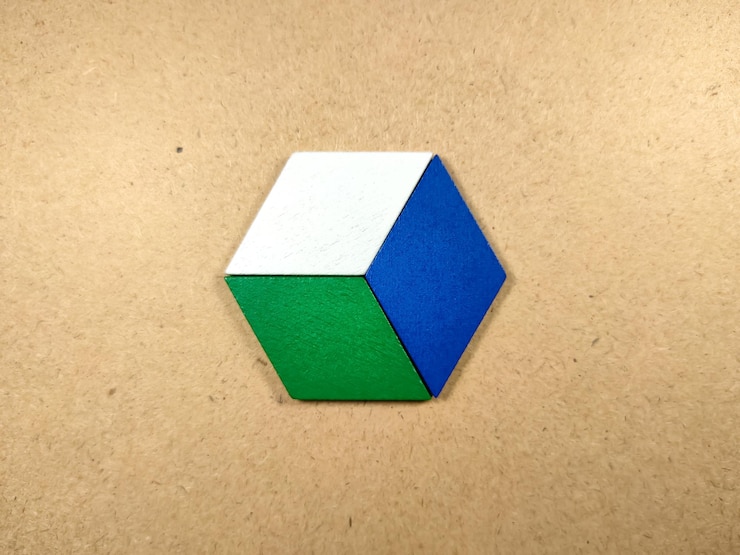 Foto rompecabezas de madera de color en forma de caja única sobre fondo de madera