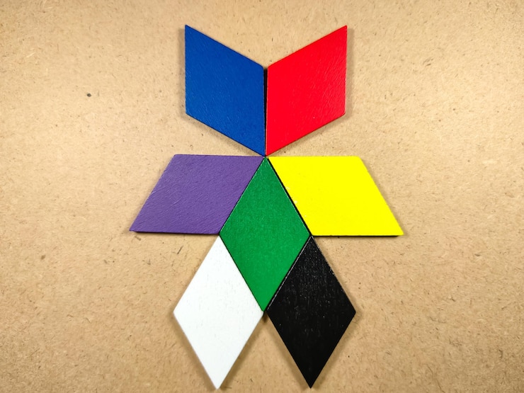 Foto rompecabezas de madera de color en forma de robot único sobre fondo de madera