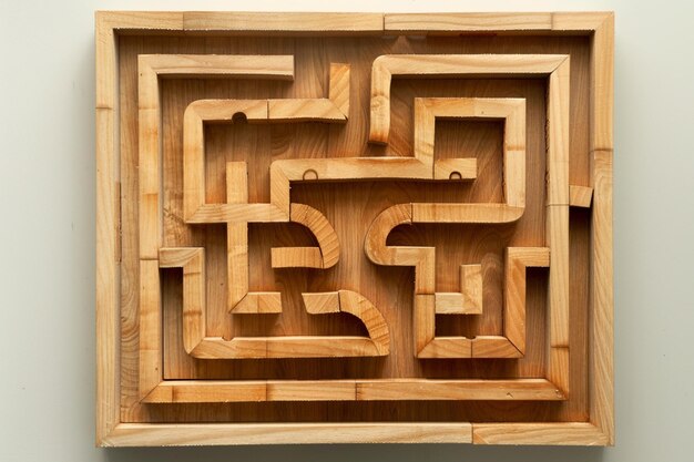 un rompecabezas de madera con un diseño en él que dice z