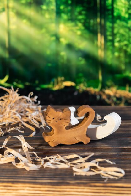 Rompecabezas de madera en forma de familia de gatos hechos a mano en el fondo del bosque