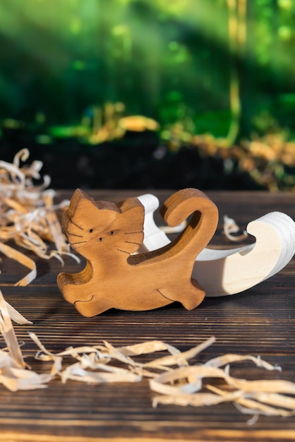 Rompecabezas de madera en forma de familia de gatos hechos a mano en el fondo del bosque