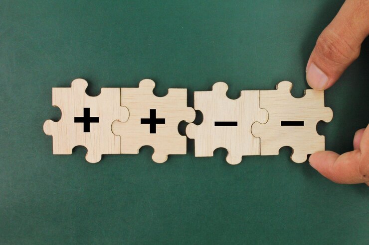 Foto rompecabezas de madera con símbolos positivos y negativos una combinación de cargas positivas y negativas th