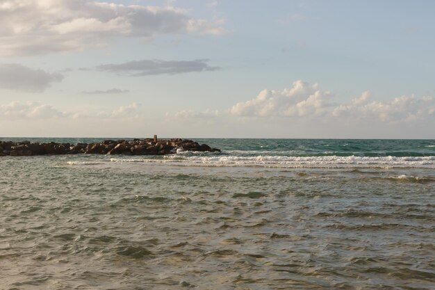 Rompeolas de piedras costeras en la playa de Haifa