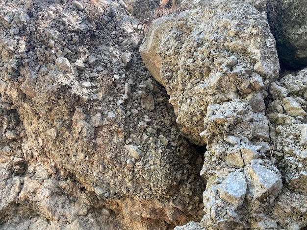 Rompeolas de roca al borde del mar