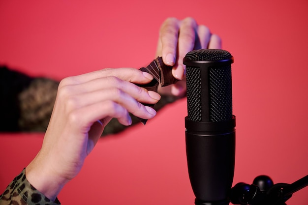 Romper barra de chocolate para ASMR