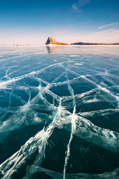 Romper hielo natural en agua congelada