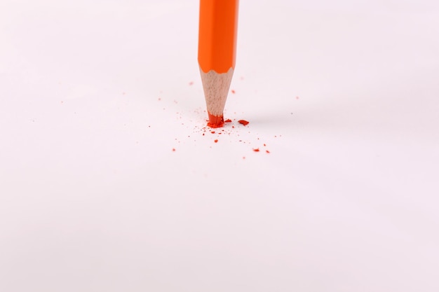 Rompiendo lápiz aislado en blanco