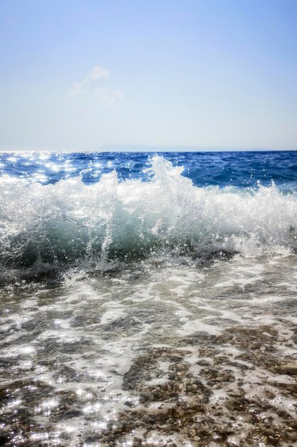 Rompiendo la ola de fondo de verano del océano azul