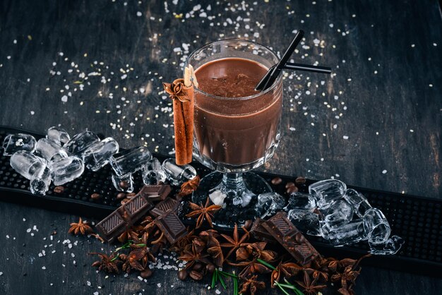 Ron de chocolate cóctel alcohólico en la barra de fondo negro